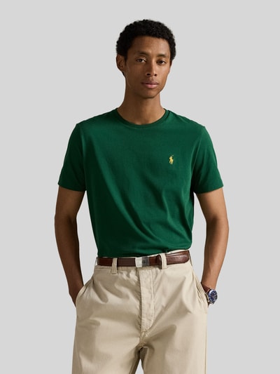 Męski model nosi Regular Fit T-Shirt aus reiner Baumwolle von Polo Ralph Lauren, zielony, logo, jersey, krój regular fit, krótki rękaw, unikat, widok całej sylwetki z przodu