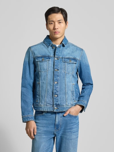 Mężczyznamodel nosi Jeansjacke mit Brusttaschen von MCNEAL, jasnoniebieski dżins, czysta bawełna, krój regular fit, przód, zbliżenie na górę