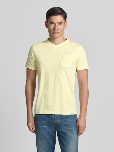 Männermodel trägt Regular Fit T-Shirt mit V-Ausschnitt von Lerros in Hellgelb, reine Baumwolle, Brusttasche, Logo-Stitching, Ganzkörperansicht von vorne.