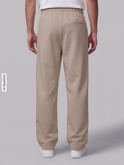 Mężczyzna nosi Regular Fit Sweathose aus Baumwoll-Mix od Nike, jasnobeżowy kolor, gładka tekstura, całe ciało widoczne od tyłu, KI-modifiziertes Bild.