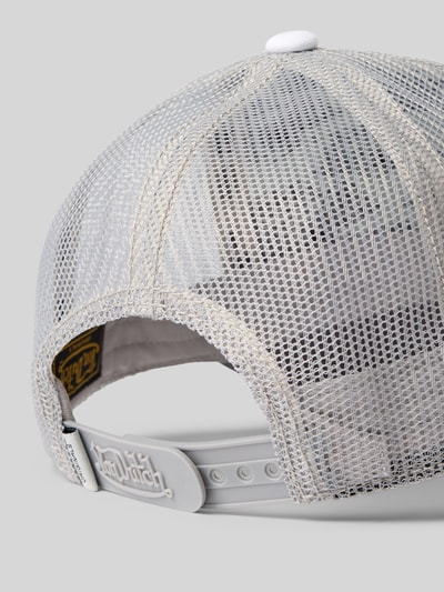 Produktfoto, Trucker Cap mit Logo-Patch von Von Dutch mit grauem Mesh, Snap-Back-Verschluss und gebogenem Visor, Rückansicht.
