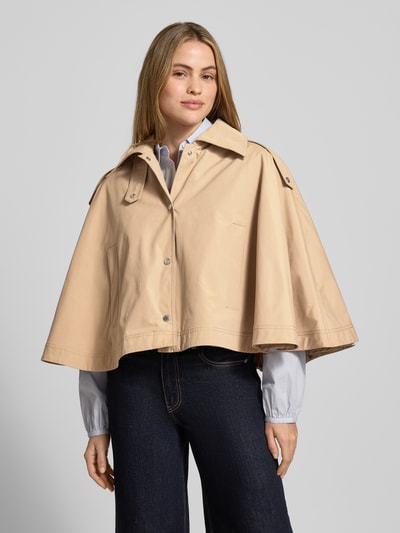 Vrouwenmodel draagt Loose Fit Cape met katoenmix Model 'C_CLARI' van BOSS Oranje, look: effen, platte kraag, drukknoopsluiting, schoudertrensjes, stolpplooi, zij-steekzakken. Nahaufnahme bovenlichaam.