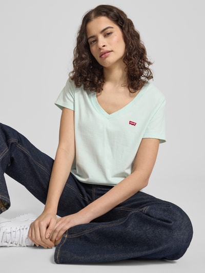 Kobiece model prezentuje Regular Fit T-Shirt aus reiner Baumwolle Modell 'LSE_PERFECT TEE' von Levi's®, kolor jednolity, V-neck, krótki rękaw, bawełna, haftowane logo, krój regular fit, zdjęcie całej sylwetki z przodu.
