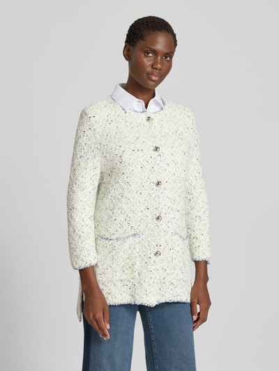 Vrouwenmodel draagt Strickjacke met 3/4-Arm en opgestikte zakken van Marc Cain in katoenmix, regular fit, ronde hals, knoopsluiting, vooraanzicht heuphoogte.