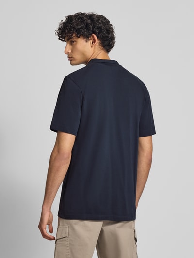 Männermodel trägt Regular Fit Poloshirt aus reiner katoen model 'Core' van G-Star Raw, donkerblauw, labeldetail, ruglengte maat M 72 cm, Ganzkörperansicht Rückansicht