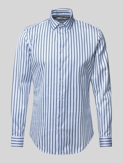 Produktfoto, Slim Fit Businesshemd aus reiner Baumwolle von Jake*s mit blauen und weißen Streifenmuster auf hellem Hintergrund