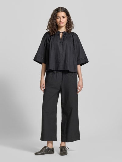 Vrouwenmodel draagt Hose aus Baumwolle mit elastischem Bund van JAKE*S STUDIO WOMAN in zwart, relaxed fit, pure katoen, elastische tailleband, steekzakken, volledige vooraanzicht.