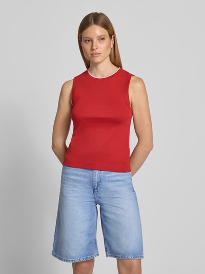 Frauenmodel trägt rotes Tanktop aus Baumwolle mit Rundhalsausschnitt von JAKE*S STUDIO WOMAN, Regular-Fit, Rückenlänge 57 cm, Ganzkörperansicht von vorne.