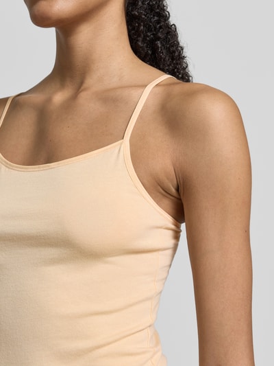 Kobiece modelka nosi Unterhemd mit Spaghettiträgern von Schiesser, mieszanka bawełny i elastanu, krój slim fit, okrągły dekolt, cienkie ramiączka, zbliżenie na górną część ciała.
