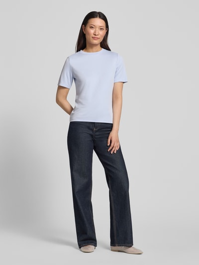 Kobiece modelka nosi Regular Fit T-Shirts aus Modal-Mix von Tom Tailor Denim, jasnoniebieski, damski t-shirt, widok z przodu pełna sylwetka