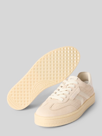 Produktfoto, Low Top Sneaker aus Rindsleder-Textile-Mix von Tamaris, kremowy kolor, zaokrąglony nosek, płaska podeszwa z fakturą, detal efektownej przędzy, logo wytłoczone, wykonanie zamsz i licowa skóra, jednolity wygląd.