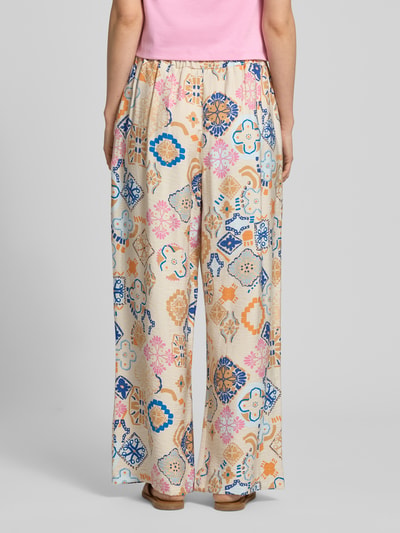Frauenmodel trägt Wide Fit Stoffhose aus Viskose-Mix Modell 'Lancie' von ICHI, floraler Allover-Print, Ganzkörperansicht Rückansicht.