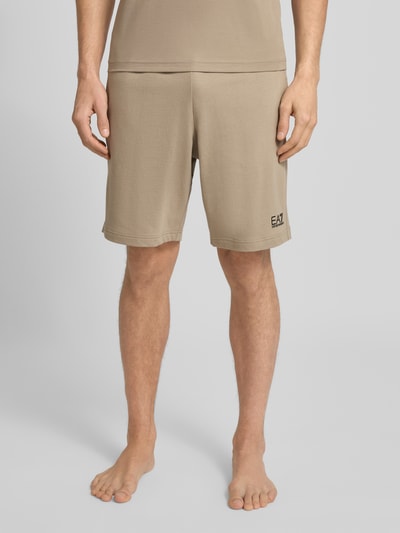 Mężczyzna nosi Shorts mit elastischem Bund und Logo od Armani z bawełny, krój regular fit, elastyczny pas, logo, przód, zdjęcie całej sylwetki.