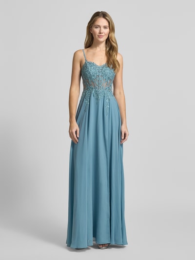 Vrouwenmodel draagt Regular Fit Abendkleid met florale kanten applicatie van Luxuar in blauw, semitransparant ontwerp, siersteentjes, spaghetti bandjes, detail borstbreedte 33 cm bij maat 36, ruglengte 158 cm bij maat 36, voorkant volledige lichaamsopname.