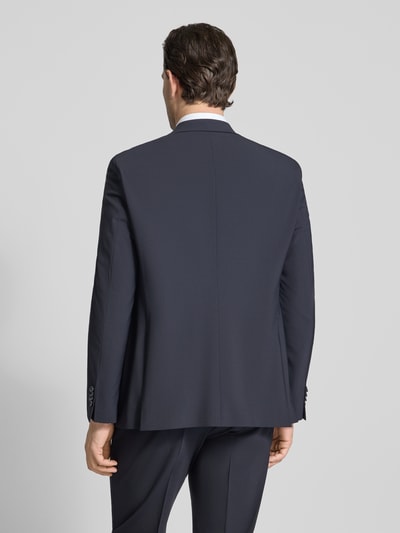 Männermodel trägt Regular Fit Anzugsakko aus Schurwoll-Mix Modell 'H-Jasper-MM-C-NF' von BOSS in Dunkelblau, Ganzkörperansicht Rückansicht.