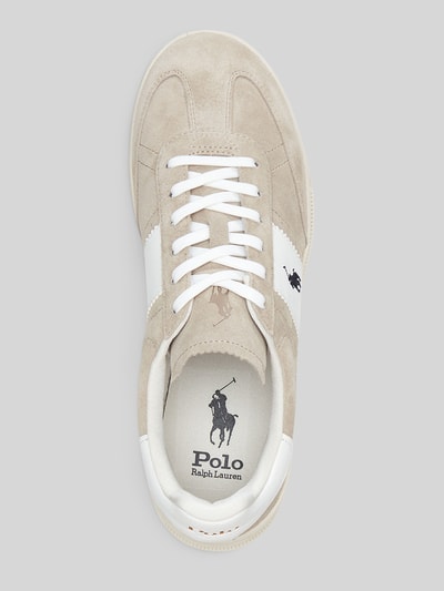 Produktfoto, Low Top Sneaker aus Veloursleder von Polo Ralph Lauren in Beige und Weiß, abgerundete Spitze, Logo-Print, strukturierte Sohle