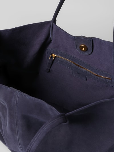 Produktfoto, Tote Bag aus echtem Rindsleder Modell 'Bella' von MANGO in dunklem Blau mit Magnetverschluss und goldfarbener Reißverschlusstasche, glatte Textur