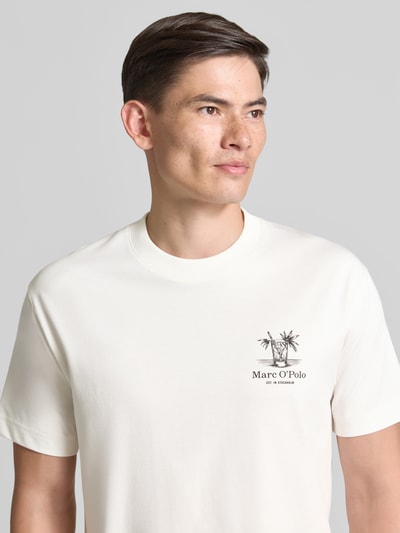 Männermodel trägt Relaxed Fit T-Shirt aus reiner Baumwolle von Marc O'Polo in Weiß mit kleinem schwarzen Print, Nahaufnahme Oberkörper, Herren T-Shirt