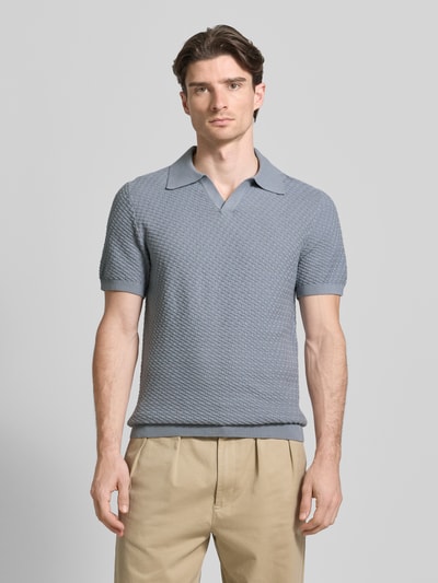 Männermodel trägt Poloshirt mit Polokragen und V-Ausschnitt von JAKE*S STUDIO MEN in Hellblau, Baumwolle, Body Fit, Ganzkörperansicht von vorne.