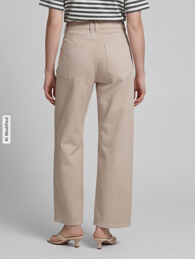 Frauenmodel trägt Regular Fit Barrel Jeans aus Baumwoll-Mix Modell 'ODELE' von CAMBIO in Beige, Baumwollstruktur, Ganzkörperansicht Rückansicht, Damen Barrel Jeans von CAMBIO