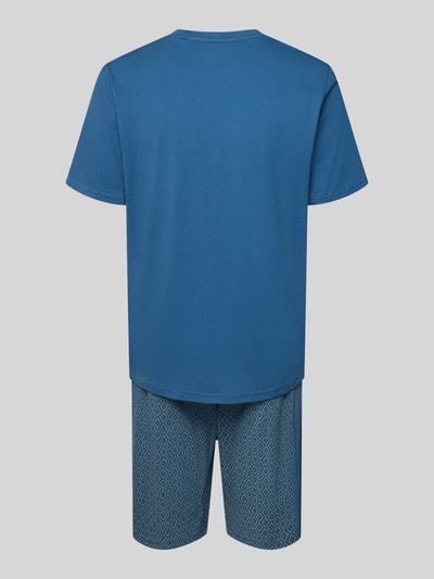 Mężczyznamodel nosi Regular Fit Pyjama-Set im kurzärmeligen Design Modell 'Casual' od Schiesser z czystej bawełny, kolor niebieski, krój regular fit, elastyczny pas, widok całej sylwetki z tyłu.