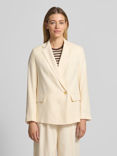Frauenmodel trägt Relaxed Fit Blazer aus Viskose-Mix mit Pattentaschen von Jake*s Collection in Creme, Reverskragen, Ganzkörperansicht von vorne. Rückenlänge 69 cm, Brustweite 48 cm, Ärmellänge 64 cm bei Größe 36.