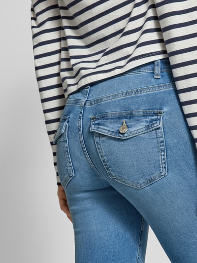 Frauenmodel trägt Flared Jeans aus Baumwoll-Mix Modell 'BLUSH' von Only in Mid Waist Denim-Optik mit Logo-Patch, Detailaufnahme Rückansicht.