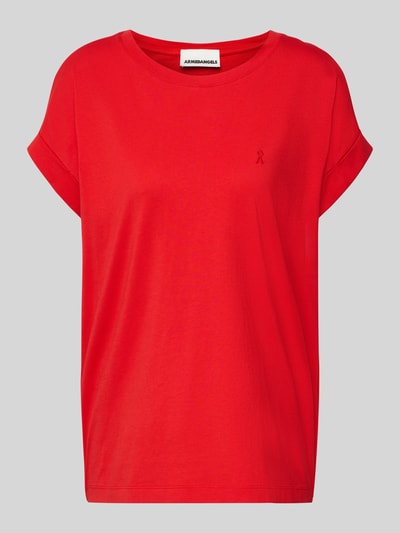 Produktfoto, kräftig rotes Loose Fit T-Shirt aus reiner Baumwolle Modell 'IDAARA' von Armedangels, fein gerippte Textur, unifarben, kurzes Logo-Stitching am Vorderteil, Rundhalsausschnitt, kurzarm mit fixiertem Umschlag