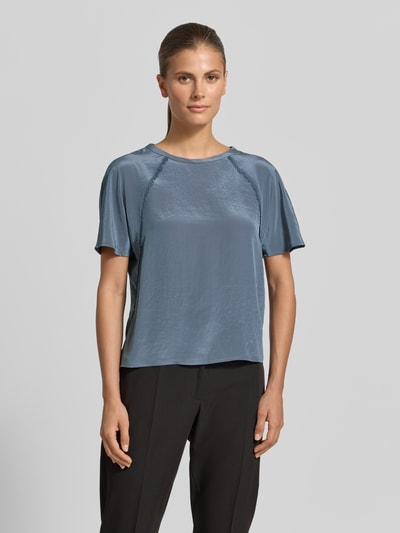 Frauenmodel trägt Regular Fit Bluse mit Zierbesatz von Luisa Cerano aus Baumwoll-Modal-Mix in Blau mit Rundhalsausschnitt, kurzärmelig, Ganzkörperansicht von vorne.
