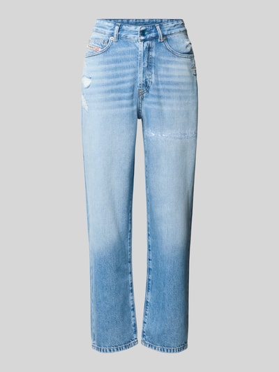 Produktfoto, Jeans Lyocell-Anteil von Diesel in hellem Blau mit Baumwoll-Lyocell-Anteil, Straight Fit, verkürzte Passform, 5-Pocket-Design, Knopf-Reißverschluss, glatte Textur, leichte Abriebstellen, Innenbeinlänge 70 cm, Bundweite 38 cm bei Größe 27.