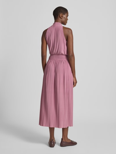 Modelka nosi plisowaną sukienkę z detalami typu smok Plisseekleid mit Smok-Details Modell 'UMA' od Samsøe Samsøe, damska sukienka midi z mieszanki materiałów ze stretchem, dopasowany krój, stójka, długość tyłu w rozmiarze S: 134 cm, szerokość w rozmiarze S: 32 cm, widok całej sylwetki z tyłu.