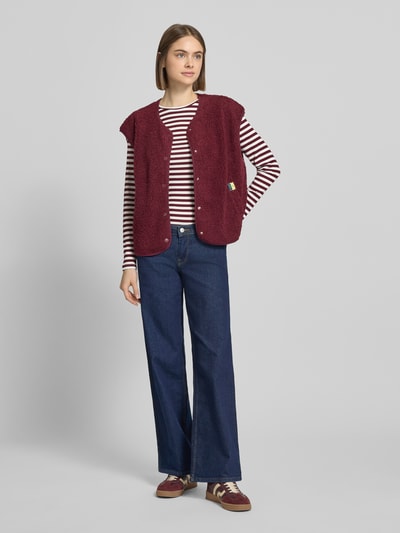 Frauenmodel trägt Slim Fit Langarmshirt aus Baumwoll-Mix von Pieces, gestreift in Two Tone, Rippstrick, Rundhals, Ganzkörperansicht von vorne.