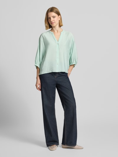 Frauenmodel trägt Regular Fit Bluse aus Viskose-Mix mit 3/4-Arm von Christian Berg Woman in Mint, weicher Griff, Ganzkörperansicht von vorne. Rückenlänge bei Größe 36: 59 cm, Ärmellänge bei Größe 36: 35 cm.
