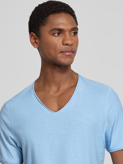 MCNEAL T-Shirt mit V-Ausschnitt und Rollsaum Sky 3