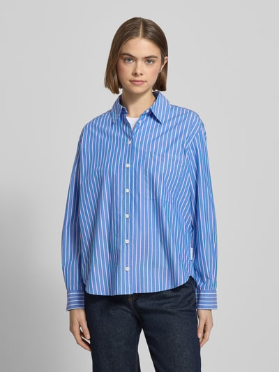 Vrouwenmodel draagt Comfort Fit Langarmbluse uit puur katoen van Marc O'Polo Denim, meerkleurig gestreept, popeline, borstzak, overhemdkraag, knoopsluiting, labelstitching, afgeronde rompzoom, Ganzkörperansicht van voren.