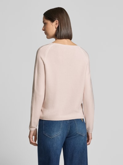 Frauenmodel trägt Regular Fit Longsleeve aus reiner Baumwolle von monari in Strick-Optik, zartrosa, Rundhalsausschnitt, Rückenansicht.