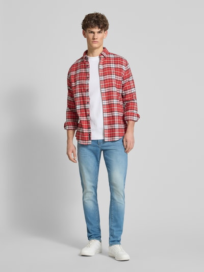 Männermodel trägt Slim Fit Jeans aus Baumwoll-Mix Modell 'LOOM' von Only & Sons, hellblau, Denim, Ganzkörperansicht von vorne
