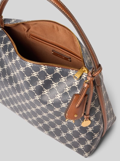 Produktfoto, Shoulder Bag mit Innenfach Modell 'PORTA' von MANGO, dunkelblau-beiger Allover-Label-Print, goldener Reißverschluss, brauner Schulterriemen, Maße 30x25x13 cm, Innenfach und Label sichtbar, Damen Schulter Bag