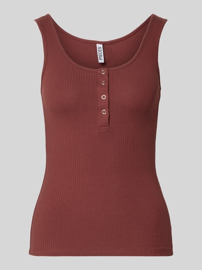 Produktfoto, rotbraunes Slim Fit Tank Top aus Bio-Baumwoll-Mix Modell 'KITTE' von Pieces, Rippstruktur, unifarben, Henley-Ausschnitt, Knopfdetail