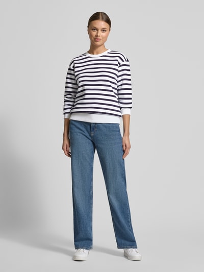 Frauenmodel trägt Regular Fit Sweatshirt aus Baumwoll-Mix von Christian Berg Woman in Ringel-Optik mit Rundhalsausschnitt, Ganzkörperansicht von vorne.