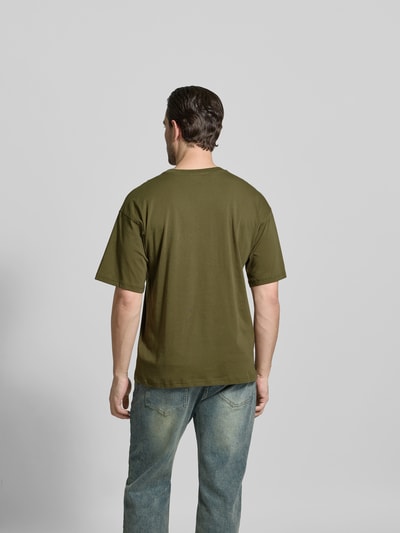 Männermodel trägt Regular Fit T-Shirt mit Logo-Print von Diesel, Reine Baumwolle, Rundhalsausschnitt, Kurzärmelig, Rückenlänge 68 cm, Ganzkörperansicht Rückansicht.