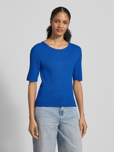 Frauenmodel trägt Sim Fit Strickpullover aus Viskose-Mix mit Zopfmuster von Christian Berg Woman Selection in Blau, Rippstrick-Optik, Rundhalsausschnitt, elastische Abschlüsse, 3/4-Arm, Ganzkörperansicht von vorne.