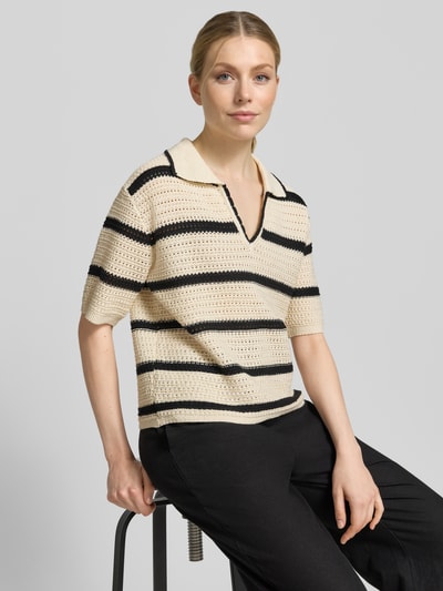 Frauenmodel trägt Regular Fit Poloshirt aus Baumwoll-Mix von s.Oliver RED LABEL, gestreift in Creme und Schwarz, Strickstruktur, Nahaufnahme Oberkörper.