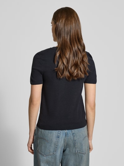 Frauenmodel trägt Strickshirt aus Viskose-Mix mit Rundhalsausschnitt von Review, Regular-Fit, Rippbündchen, Rückansicht, Rückenlänge 50 cm, Ärmellänge 20 cm