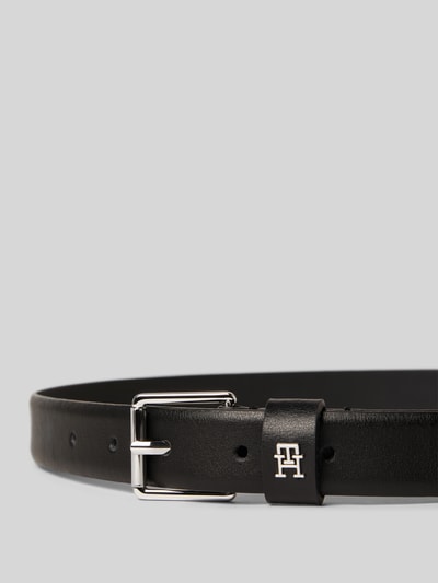 Produktfoto, Gürtel aus echtem Leder von Tommy Hilfiger, czarny pasek z gładkiej skóry, metalowa logo-aplikacja, zapięcie na klamrę
