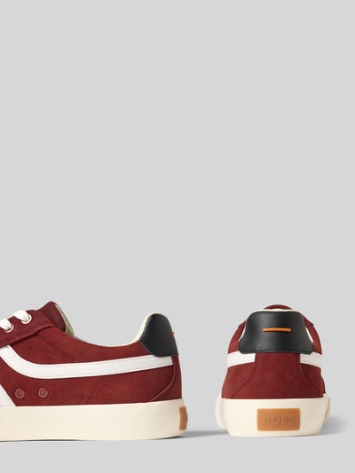 Produktfoto, sneakersy z nadrukiem z logo model 'AIDEN_TENN' od BOSS Orange, bordowe z białymi i czarnymi detalami, zamszowa faktura