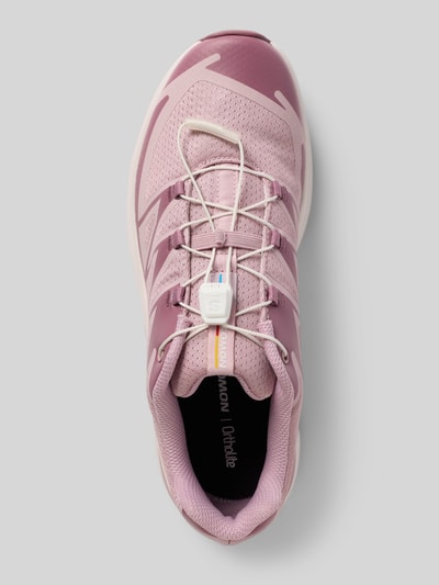 Produktfoto, Sneaker mit profilierter Sohle Modell 'XT-EVR' von Salomon in Rosa mit Abgerundete-Spitze, Schnürung, Absatzhöhe 3 cm, Schafthöhe 5 cm, Schaftweite 6 cm, Mesh-Textur
