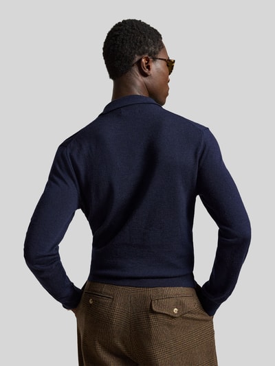 Männermodel trägt Regular Fit Pullover aus reiner Wolle von Polo Ralph Lauren in Dunkelblau, glatte Textur, Ganzkörperansicht Rückansicht.