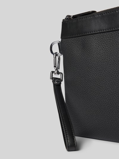 Produktfoto, Travel Pouch aus echtem Leder von Michael Kors, schwarzes Strukturmuster, silberner Reißverschluss, Detailaufnahme, Hauptfach mit Reißverschluss und Logo-Detail.