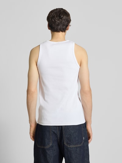 Männermodel trägt Tanktop in Ripp-Optik mit Label-Stitching van BLKVIS, mix van katoen en elastaan, slim fit, ruglengte maat M 63 cm, ganzkörperansicht rückansicht